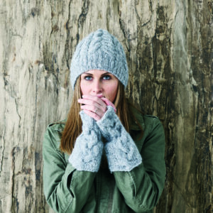 Hue & håndledsvarmere m/snoninger - Strikkekit 896229