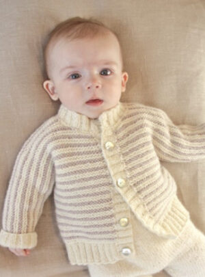 Little Darcy by DROPS Design - Baby Jakke Strikkeopskrift str. 0/1 mdr