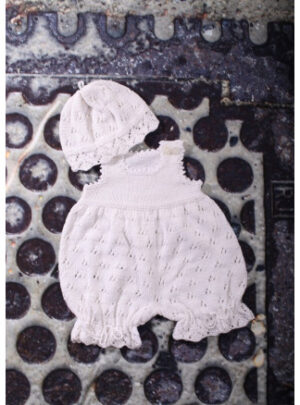 Mayflower Babydragt med hue i hulmønster - Baby Sommersæt Strikkeopskr