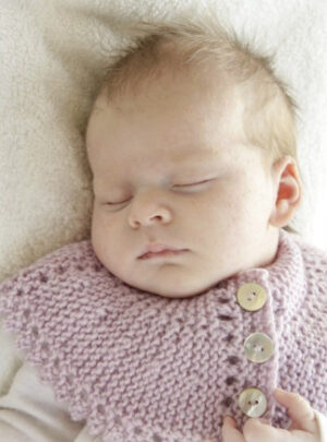 Serene by DROPS Design - Baby Halsedisse Strikkeopskrift str. 0/3 mdr