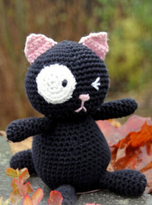 Sylvester by DROPS Design - Kat Hækleopskrift 18cm