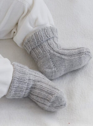 Little Pearl Socks by DROPS Design - Baby Sokker Strikkeopskrift str. - 0/1 mdr