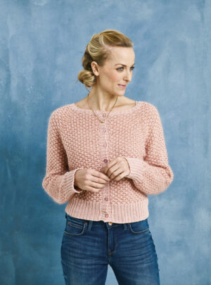 Elise strikkeopskrift By Permin Cardigan i luftige tern 891123