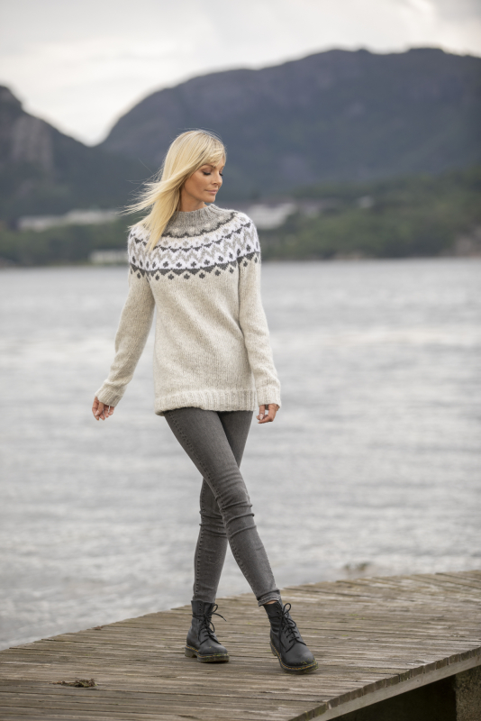 "Suna" Genser - Viking Design 2022-1 Kit - XS-XXL - Viking Alpaca Bris, fra Viking "Suna" Genser - Viking Design 2022-1 Kit - XS-XXL - Viking Alpaca Bris, fra Viking