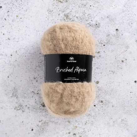 Svarta Fåret Brushed Alpaca Garn 17 Sand Svarta Fåret Brushed Alpaca Garn 17 Sand