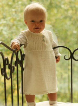 Baby Harriet by DROPS Design - Baby Kjole og Tøfler Strikkeopskrift str. 1/3 mdr - 3/4 år