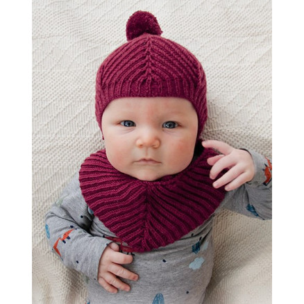 Baby Plum by DROPS Design - Baby Hue og Hagesmæk Strikkeopskrift Str. 1/3 mdr - 3/4 år Baby Plum by DROPS Design - Baby Hue og Hagesmæk Strikkeopskrift Str. 1/3 mdr - 3/4 år