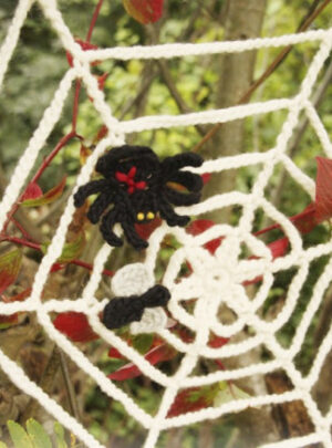 Black Widow by DROPS Design - Halloween Pynt Hækleopskrift