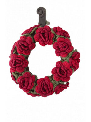 Christmas in Bloom by DROPS Design - Julekrans med blomster Hækleopskrift 22 cm