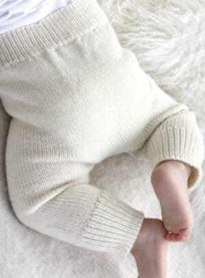 Cozy and Cute by DROPS Design - Baby Bukser Strikkeopskrift str. 1/3 mdr - 3/4 år