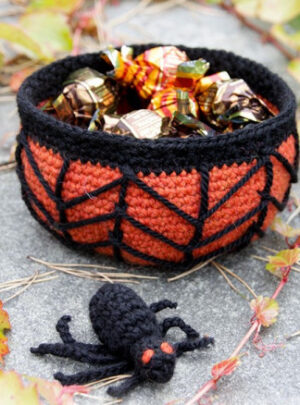 Creepy Candy by DROPS Design - Halloween Pynt Hækleopskrift Kurv 12x6cm