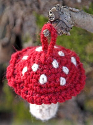Fairy Garden by DROPS Design - Jule Fluesvamp Hækleopskrift 9 cm