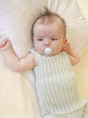 First Impression Singlet by DROPS Design - Baby undertrøje Strikkeopskrift str. Præmatur - 3/4 år