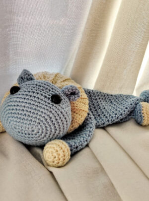 Flodhesten Nora af Rito Krea - Nusseklud hækleopskrift 22x14cm