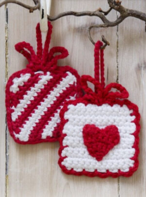 Hanging Gifts by DROPS Design - Julepynt Hækleopskrift 7x7 cm