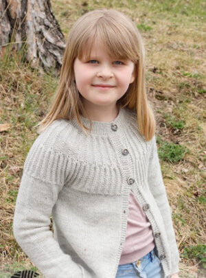 Hermine Jacket by DROPS Design - Cardigan Strikkeopskrift str. 2-12 år