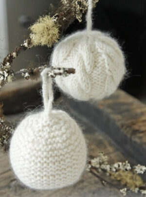 Let it Snow by DROPS Design - Julekugler Julepynt Strikkeopskrift 8 cm