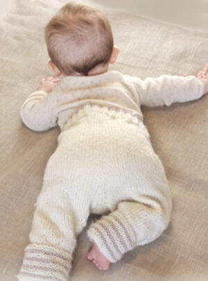Little Darcy Pants by DROPS Design - Baby Bukser Strikkeopskrift str. 0/1 mdr - 3/4 år