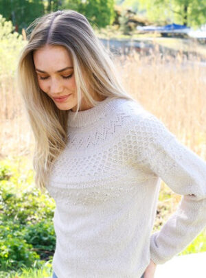 Miss Summerbee Sweater by DROPS Design - Bluse Strikkeopskrift str. S - XXXL