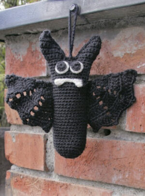 Mr. Fang by DROPS Design - Halloween Pynt Hækleopskrift 16cm
