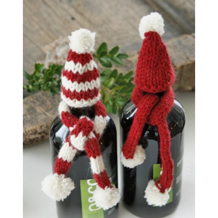 North Pole Pals by DROPS Design - Julepynt, Hue og Halstørklæde til flaske Strikkekit North Pole Pals by DROPS Design - Julepynt, Hue og Halstørklæde til flaske Strikkekit