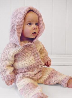 Playdate by DROPS Design - Babydragt med hætte Strikkeopskrift str. 0/3 mdr - 3/4 år