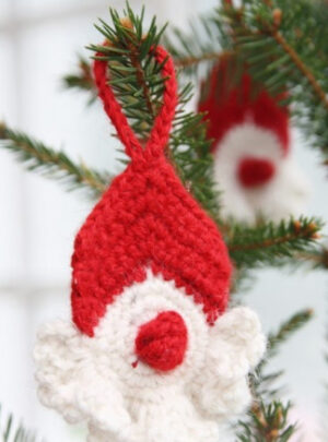 Red Nose Santa by DROPS Design - Julenisse Hækleopskrift 8 cm