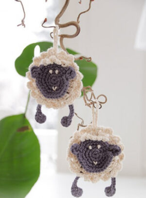 Rocking Sheep by DROPS Design - Får Hækleopskrift 9 cm