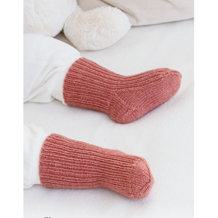 Rosy Cheeks Socks by DROPS Design - Baby Sokker Strikkeopskrift str. 0/1 mdr - 3/4 år Rosy Cheeks Socks by DROPS Design - Baby Sokker Strikkeopskrift str. 0/1 mdr - 3/4 år