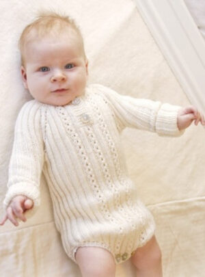 Simply Sweet by DROPS Design - Baby bodystock Strikkeopskrift str. Præmatur - 3/4 år