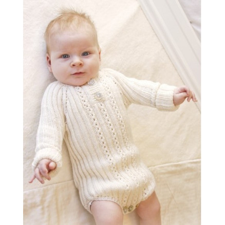 Simply Sweet by DROPS Design - Baby bodystock Strikkeopskrift str. Præmatur - 3/4 år Simply Sweet by DROPS Design - Baby bodystock Strikkeopskrift str. Præmatur - 3/4 år