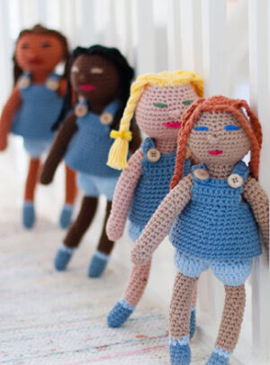 Spice Friends by DROPS Design - Baby Bamse Hækleopskrift - 4 dukker