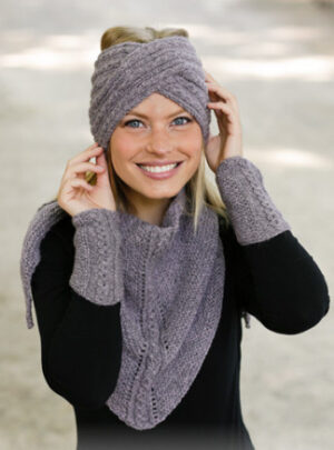 The Winter Way by DROPS Design - Sæt med Pandebånd, Sjal og Pulsvarmere Strikkeopskrift str. S/M - L/XL