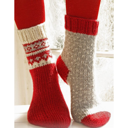 Twinkle Toes by DROPS Design 3 - Julesokker Vinrød med mønster på skaftet Strikkeopskrift str. 22/23 - 41/43 Twinkle Toes by DROPS Design 3 - Julesokker Vinrød med mønster på skaftet Strikkeopskrift str. 22/23 - 41/43