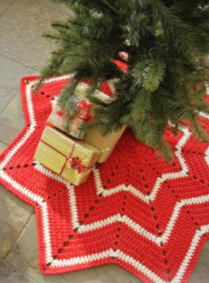 Under the Christmas Tree by DROPS Design - Juletræstæppe Hækleopskrift 95 cm