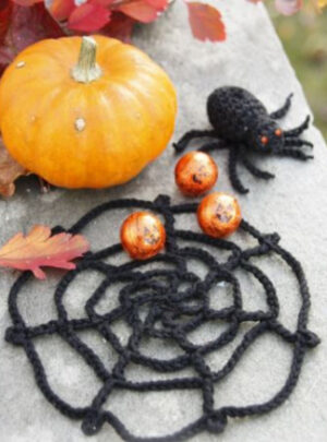 Webster by DROPS Design - Halloween Pynt Hækleopskrift Edderkop
