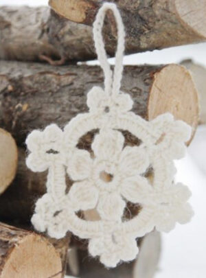 White Christmas by DROPS Design - Jule Stjerner Hækleopskrift 8 cm - 15 stk