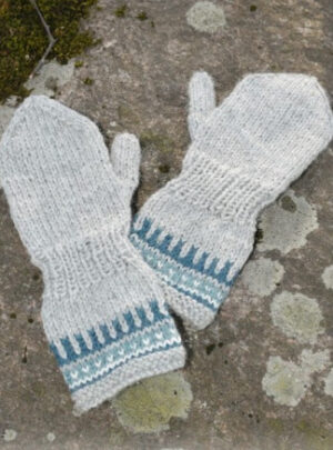 Wild Blueberrie Mittens by DROPS Design - Vanter Strikkeopskrift str. 12/18 mdr - 5/6 år