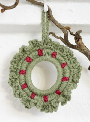 Winterberry by DROPS Design - Julekrans Hækleopskrift 8,5 cm