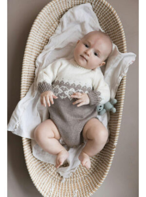 Maisie Body af House of Yarns - Baby Dragt Strikkeopskrift Str. 44-80