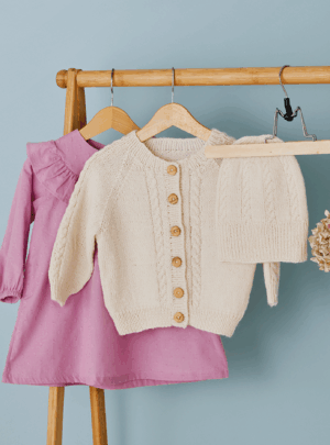 Strikkeopskrift/Strikkekit Cardigan og hue med snoninger Lillemor Permin 892801 Strikkekit Cardigan og hue med snoninger str 6/9 mdr