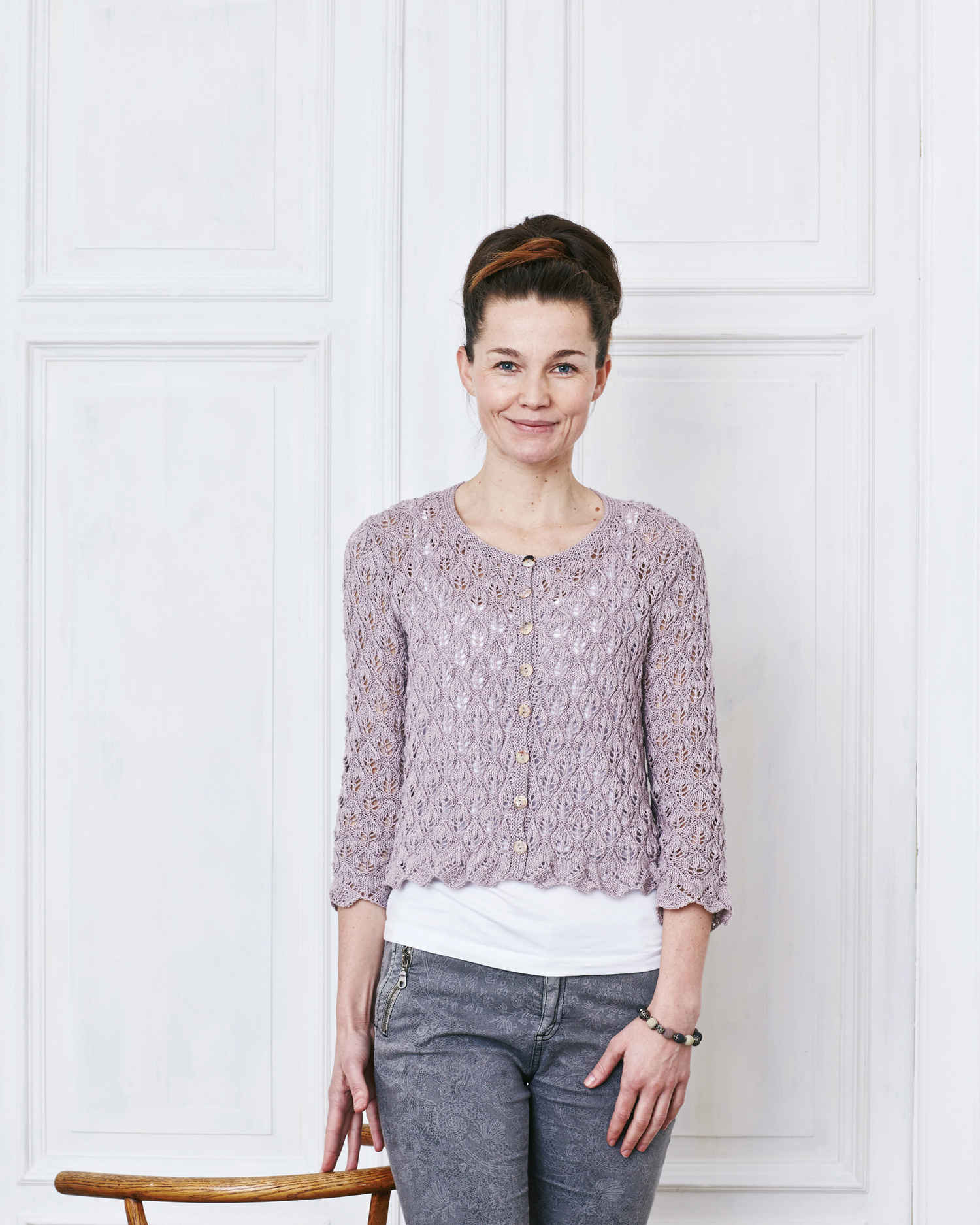 Cardigan med bladmønster - Strikekit Med Elise Garn Permin 891105 Cardigan med bladmønster Strikekit Str S Cardigan med bladmønster - Strikekit Med Elise Garn Permin 891105 Cardigan med bladmønster Strikekit Str S