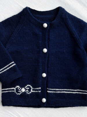 Strikkekit Model 2751 Svale Cardigan Hjertegarn Str.(3mdr.-6år) Strikkekit Model 2751 Svale Cardigan Hjertegarn Str. 3/6 mdr