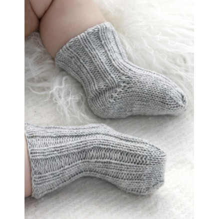 Baby Booties by DROPS Design - Baby Strømper Strikkeopskrift str. 1/3 mdr - 3/4 år Baby Booties by DROPS Design - Baby Strømper Strikkeopskrift str. 1/3 mdr - 3/4 år