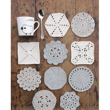 Bright Side Coasters by DROPS Design - Bordskånere Hækleopskrift 10-12 cm Bright Side Coasters by DROPS Design - Bordskånere Hækleopskrift 10-12 cm