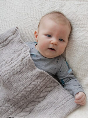 Cosy Twists by DROPS Design - Baby Tæppe Strikkeopskrift 65-80 cm