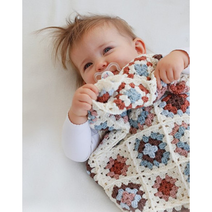 Cuddle Time by DROPS Design - Baby Tæppe Hækleopskrift 54x63 cm Cuddle Time by DROPS Design - Baby Tæppe Hækleopskrift 54x63 cm