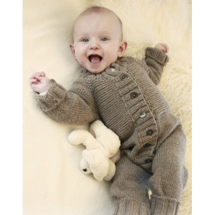 Happy Days by DROPS Design - Baby Dragt Strikkeopskrift str. 1/3 mdr - 3/4 år Happy Days by DROPS Design - Baby Dragt Strikkeopskrift str. 1/3 mdr - 3/4 år