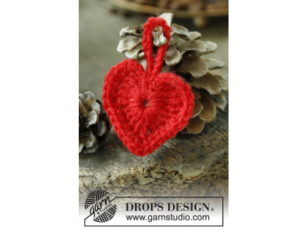 Heart of the Season by DROPS Design - Julehjerter Hækleopskrift 5 cm - 25 stk