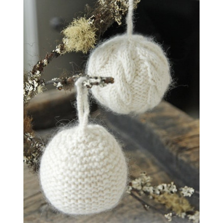 Let it Snow by DROPS Design - Julekugler Julepynt Strikkeopskrift 8 cm Let it Snow by DROPS Design - Julekugler Julepynt Strikkeopskrift 8 cm